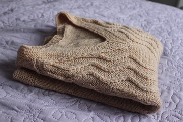 Beżowy sweterek handmade