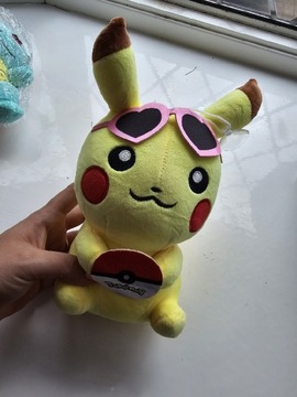 Picatchu pokemon pluszak maskotka z różowymi okularami
