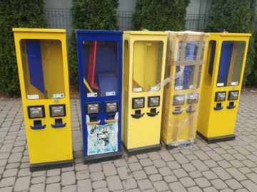Automaty sprzedające kapsułki, piłeczki.