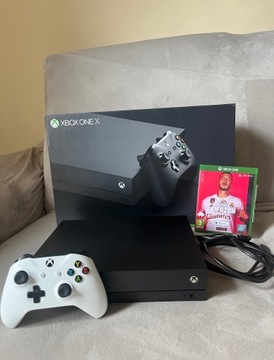 Konsola Xbox one x + pad + FIFA 20