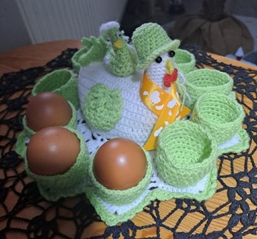 Kura z pojemnikami na jajka