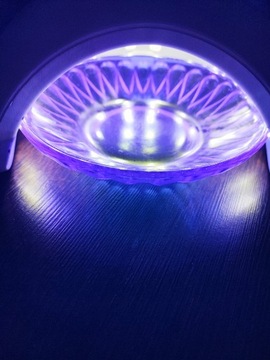 Kobaltowe talerzyki deserowe PRL świecą w UV
