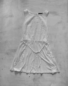 biała sukienka mini na lato z haftem M L