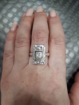 pierścionek srebrny młotkowany z cyrkonią
