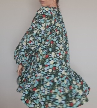 Krótka, rozkloszowana sukienka oversize w kwiaty z bufiastymi rękawami, Uni