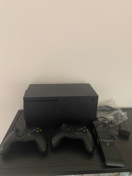 Xbox series X 1Tb, dwa pady, stacja do ładowania