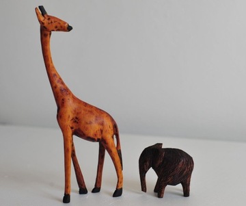 Dwie stare figurki z drewna żyrafa i słonik