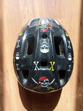 Kask rowerowy z grafiką piratów 