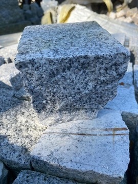 Kostka granitowa jasno szara cięta płomieniowana