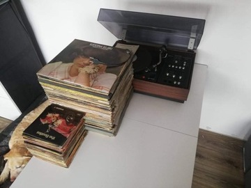Gramofon Unitra Fonomaster 76 z zestawem płyt 