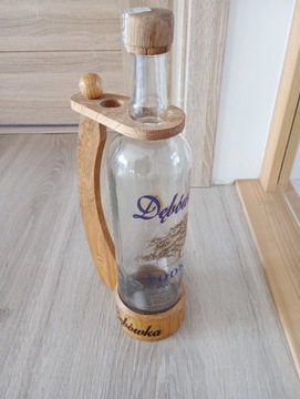 Stojak drewniany ozdobny z butelką 