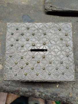 Drewniana szkatułka/skarbonka z PRL  (10x12x7cm)