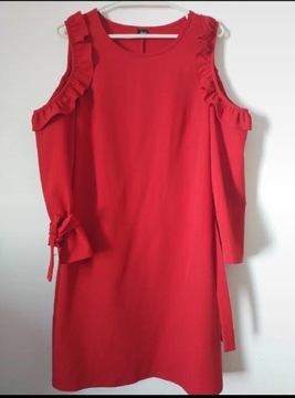 Prosta czerwona sukienka z odkrytymi ramionami 