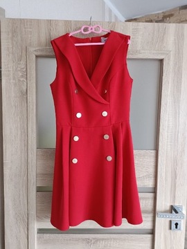 Czerwona sukienka z ozdobnymi guzikami 