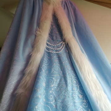 Suknia Elzy z płaszczem, koroną i berłem 