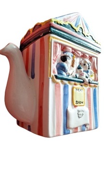 Porcelanowy dzbanek domek teatrzyk Punch&Judy