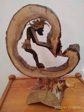 Figurka drewniana murzynek w plastrze świerka