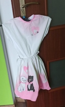 Biała sukienka z różowymi akcentami + kotki 