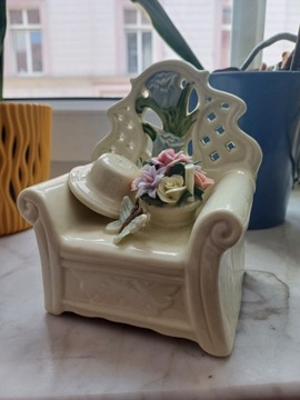 Porcelanowa pozytywka ławeczka z kwiatami