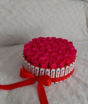 Słodki flowerbox z kinderkow mydlane roze prezent 
