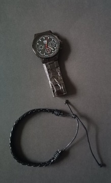 Zegarek z czarną bransoletką