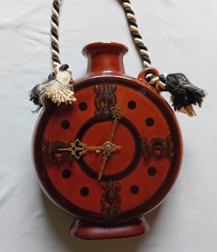 Ceramiczny szkliwiony zegar w formie karafki, DDR.