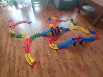 Zestaw zabawkowych pociągów i torów