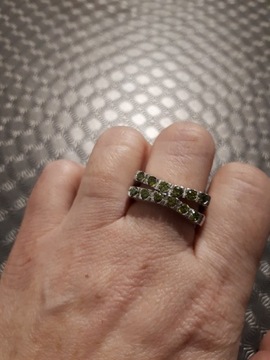 pierścionek srebrny zielone cyrkonie