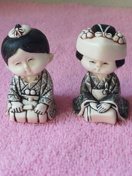 siedzące japońskie figurki  rzeźbione gejsza