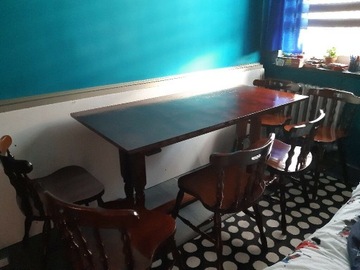 Stół drewniany z krzesłami 