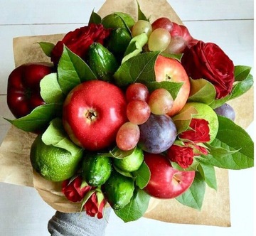 Bukiet z owoców i kwiatów