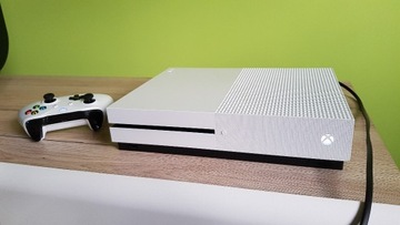 Xbox One S 1TB z napędem + GRY Forza Horizon 4 GTA