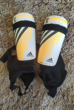 Ochraniacze dziecięce Adidas Predator 3'11"-4'6". 