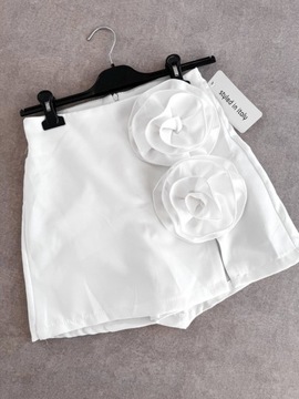 Białe szorty z różami 3D róże jak Varlesca 34 36