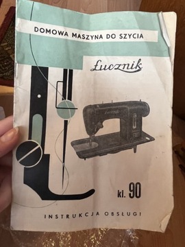 Zabytkowa, działająca maszyna do szycia Łucznik 