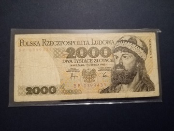 Banknot 2000 złotych z 1982 roku.