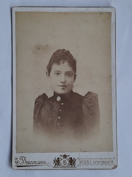 Zdjęcie portret młoda kobieta w sukni (Austria)