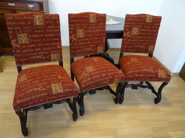 Trzy stare krzesła