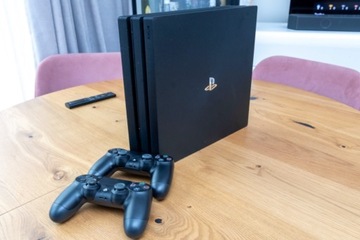 Playstation 4 Pro + 2 Pady