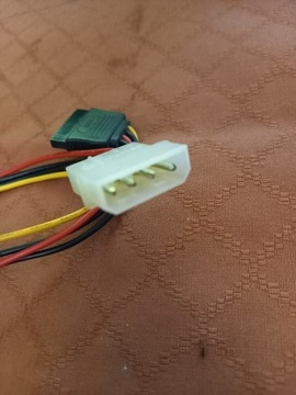 PRZEWÓD - PRZELOTKA MOLEX 4 PIN NA SERIAL ATA