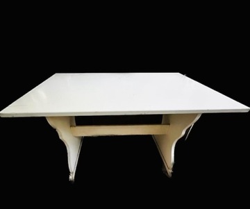solidny, drewniany stół  