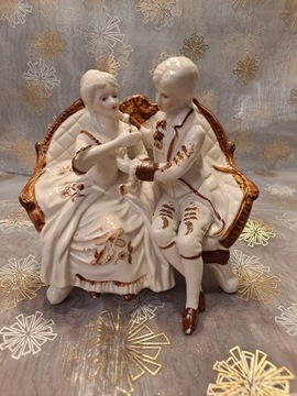 Porcelanowa figurka z parą dworską na sofie