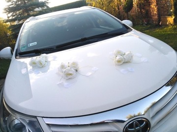 Dekoracja samochodu auta na ślub kremowe róże 