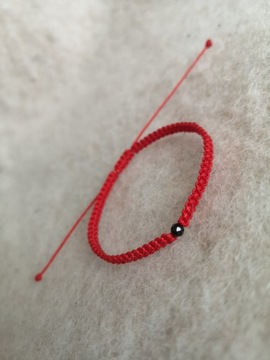 Bransoletka czerwony sznurek z kamieniem Turmalin