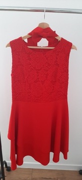 Krótka czerwona sukienka z paskiem