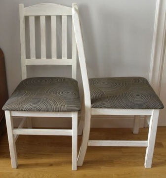 Dwa sosnowe krzesła jadalnia shabby chic vintage