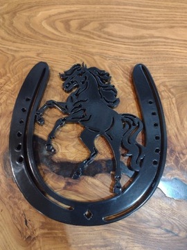 Metalowa podkowa z koniem