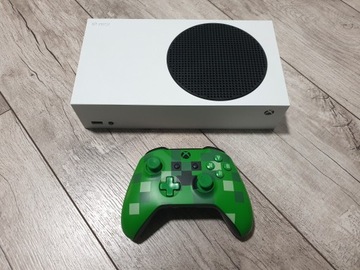 Xbox Series S + pad Minecraft Creeper.