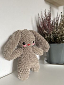 Króliczek na szydełku z długimi uszami amigurumi