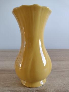 Żółty ceramiczny wazon z Prl